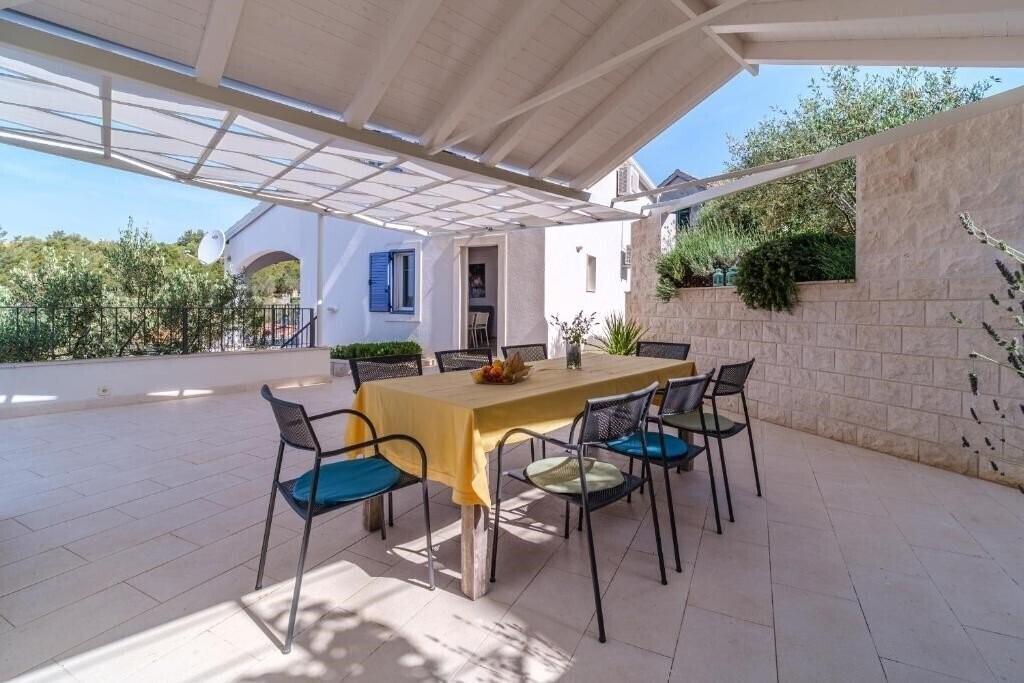 Фото Villa Milna Bay 4*