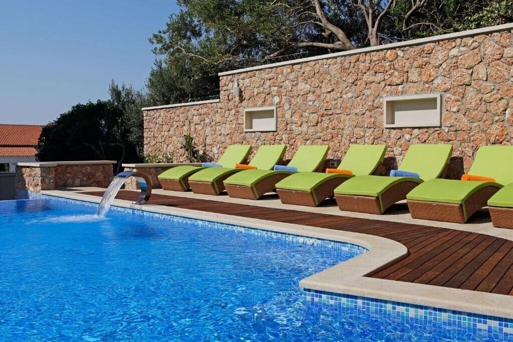 Отель Boutique Hotel Bol 4*