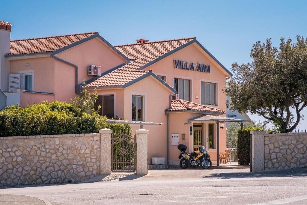 Готель Villa Ana 3*