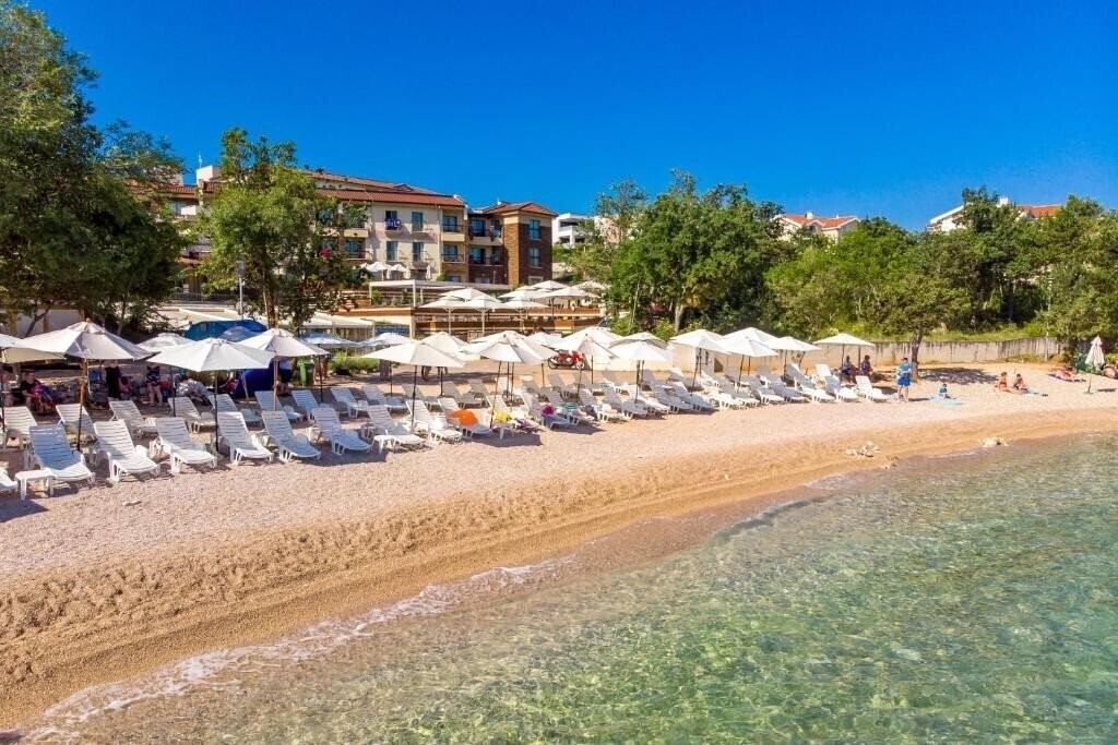 Отель Blue Waves Resort 4*