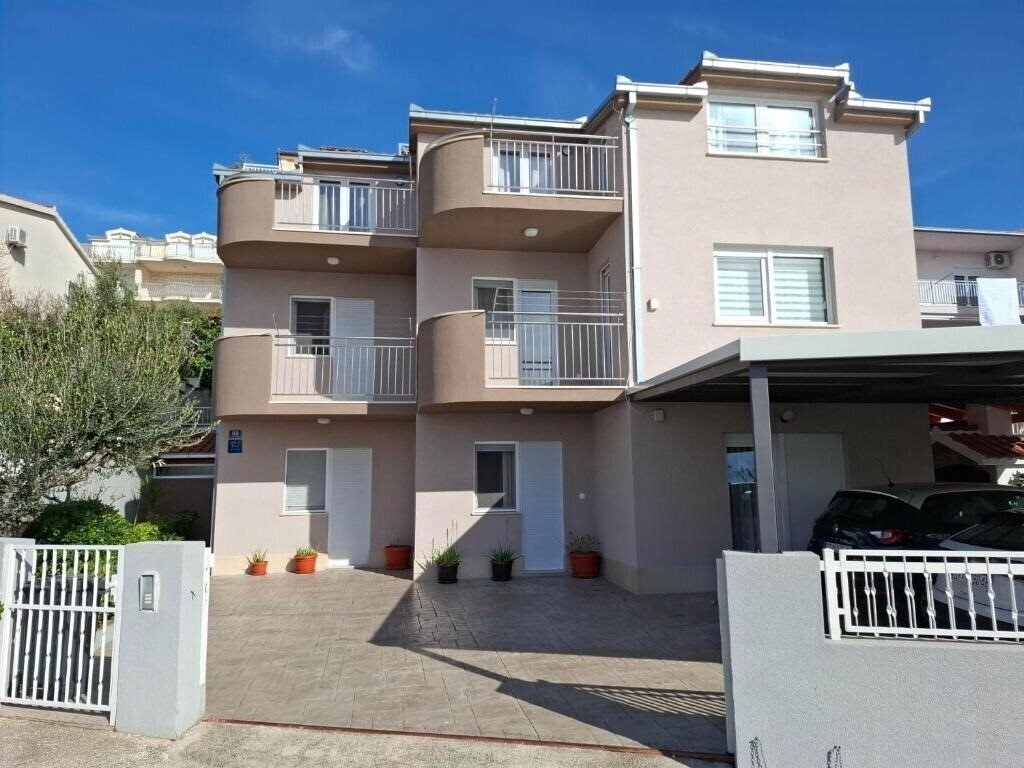 Готель Apartments Ante Dugi Rat 4*