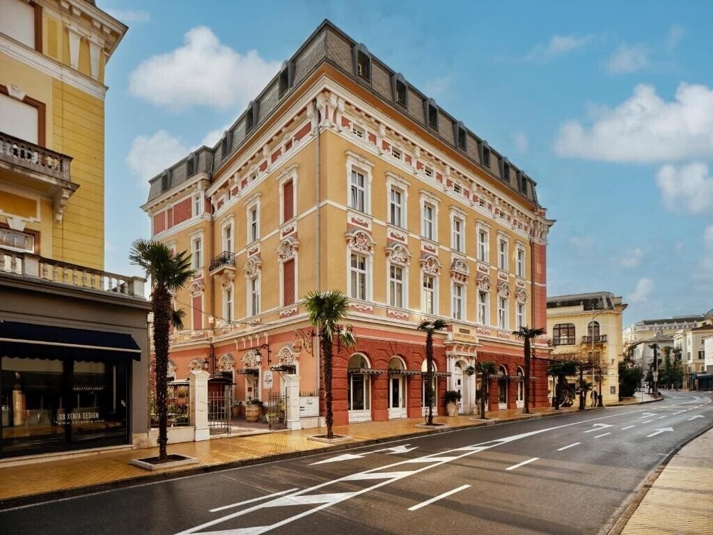 Отель Continental Hotel 4*