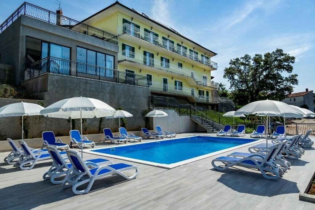 Отель Villa Residence & Edina 3*