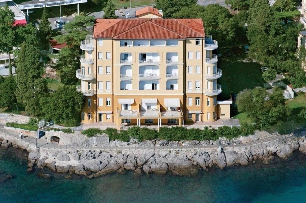 Отель Remisens Premium And Romantic Villa Ambasador 4*