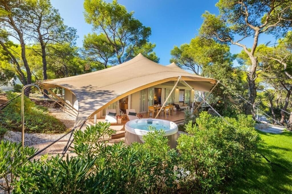 Готель Arena One 99 Glamping 4*