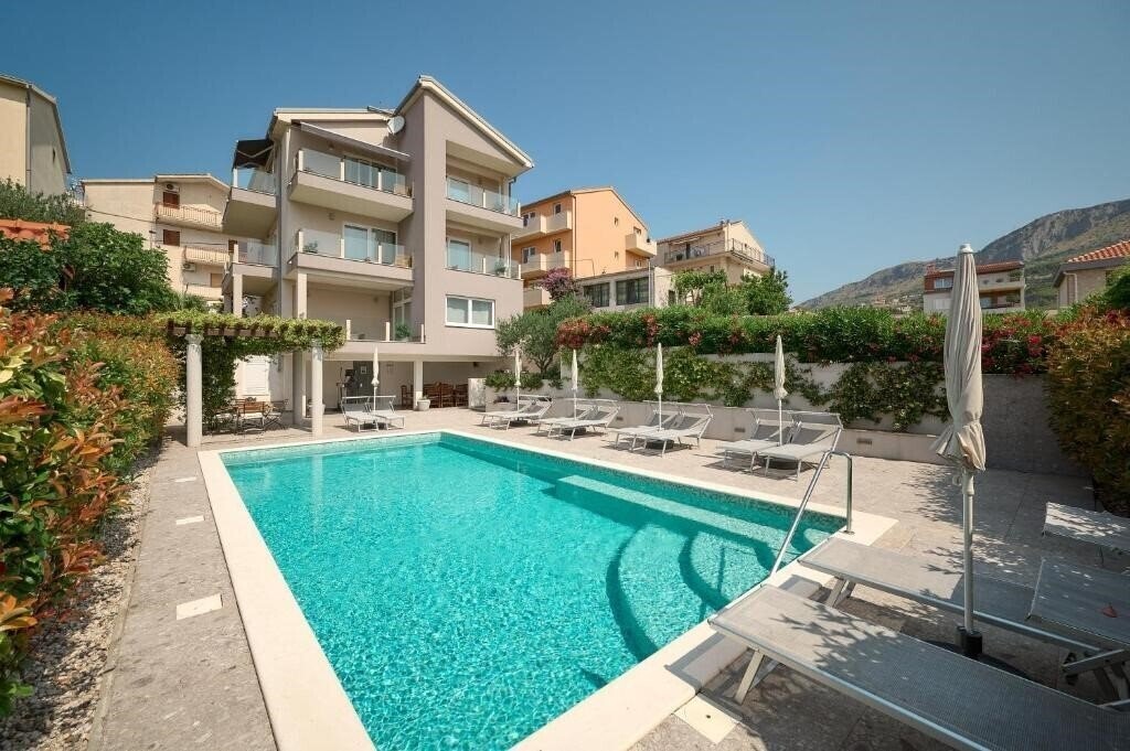 Отель Olive Tree Apartments 4*