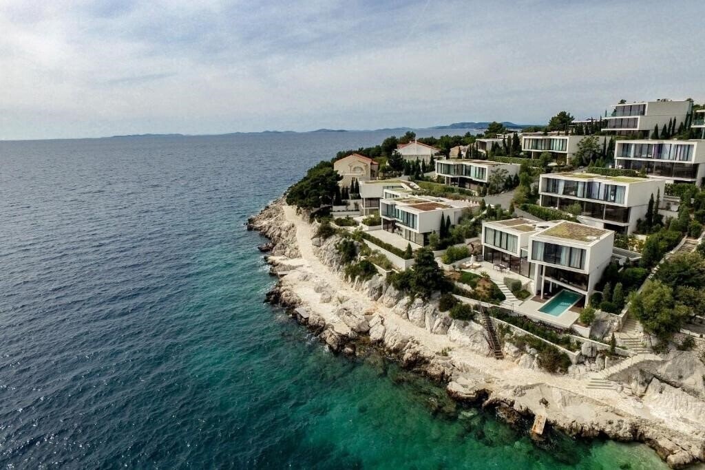 Отель Golden Rays Apartments 4*