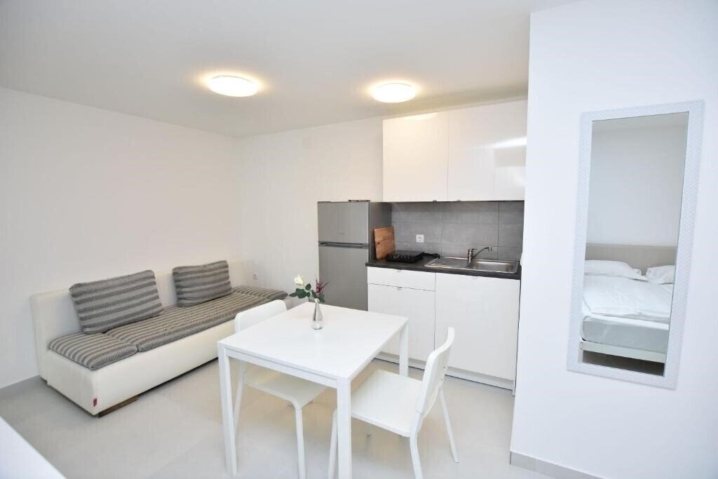 Отель App Leonardo House 3*