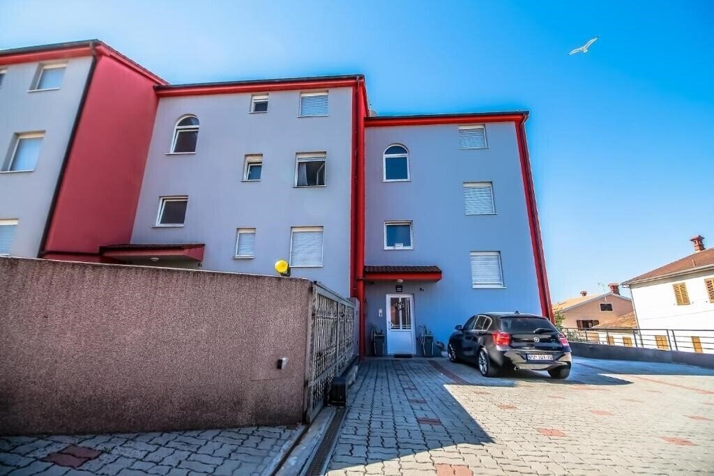 Отель Apartments Saric 3*