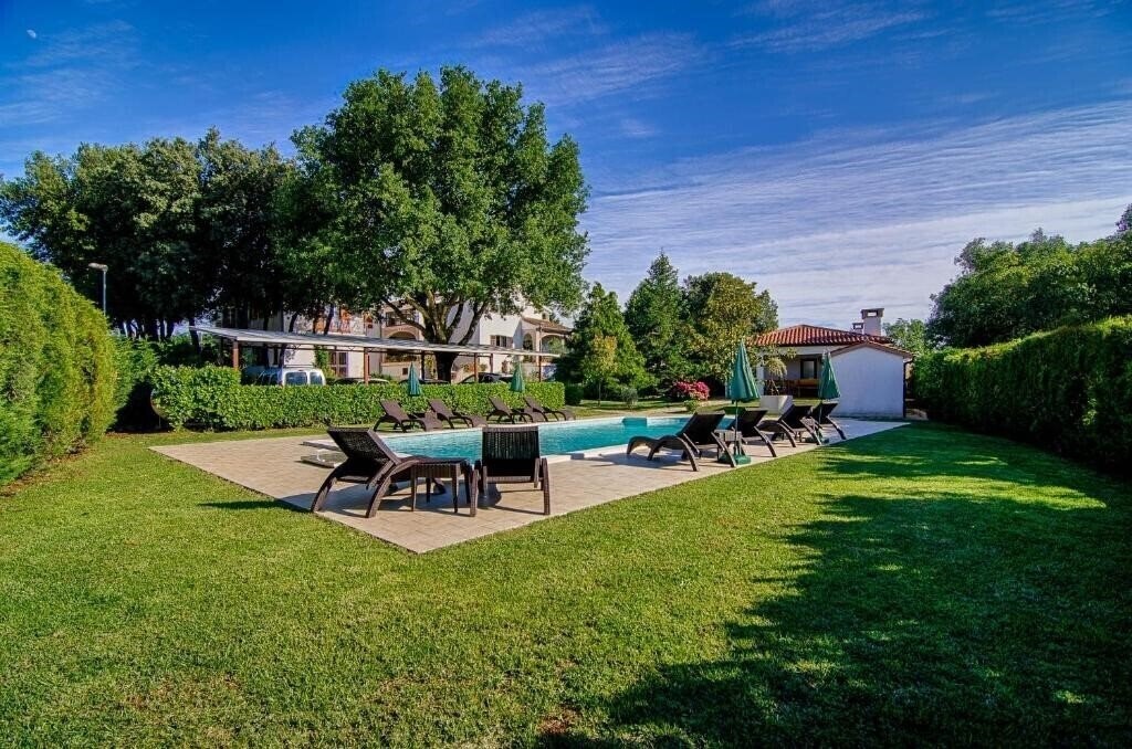 Отель Apartments Ana 3*