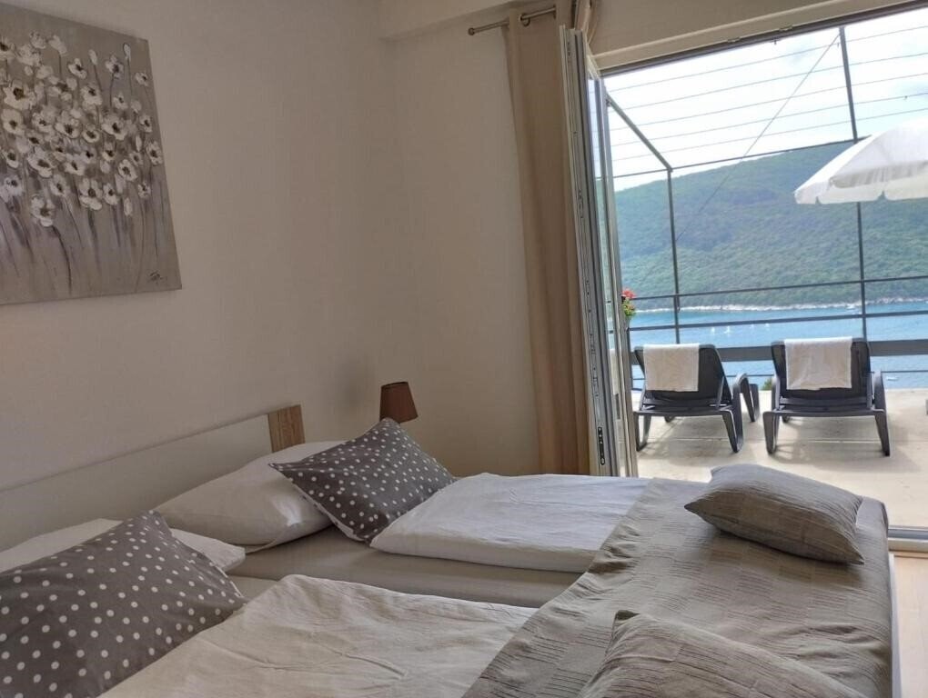 Отель Apartment House Laura Rabac 3*