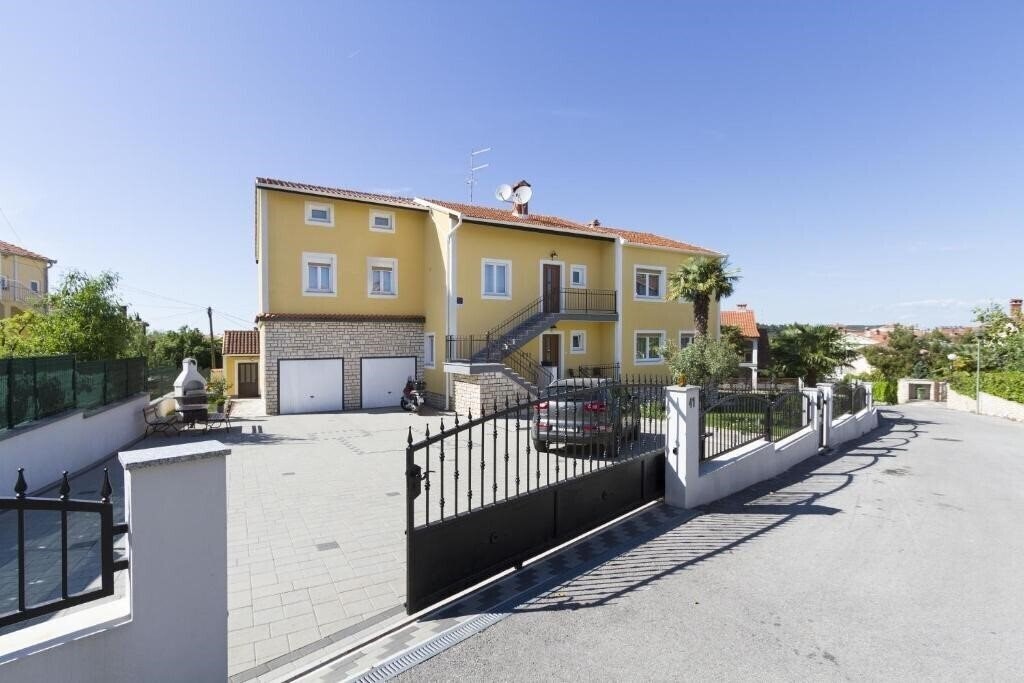 Отель Apartments Euphemia 3*