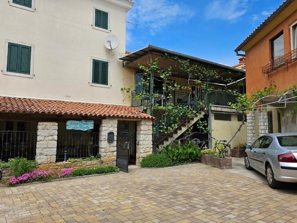 Отель La Pergola Apartments 2*