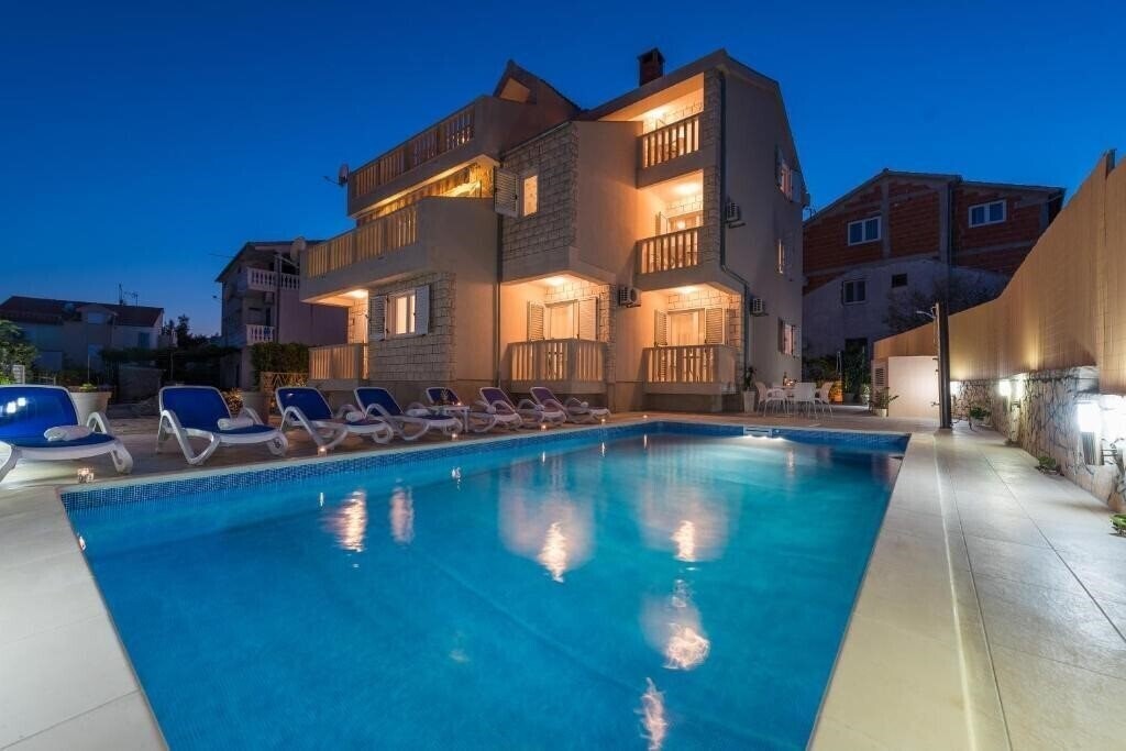 Готель Apartments Pralija 3*
