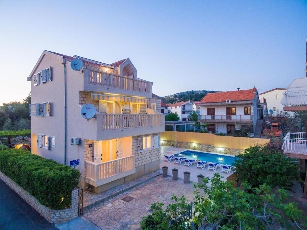 Фотографія Apartments Pralija 3*
