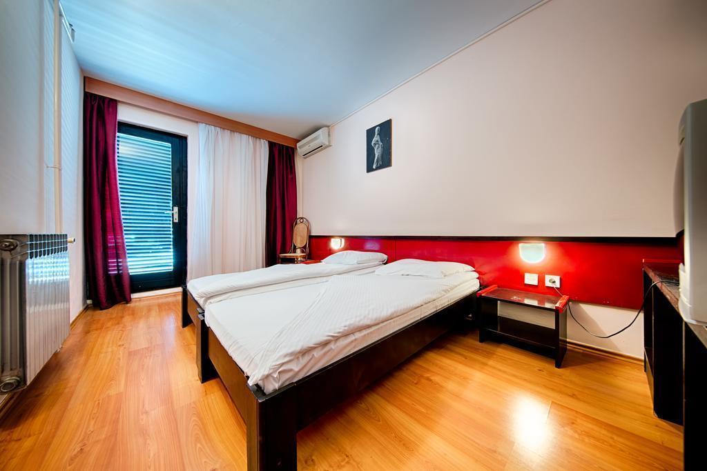 Картинка Issa 3*