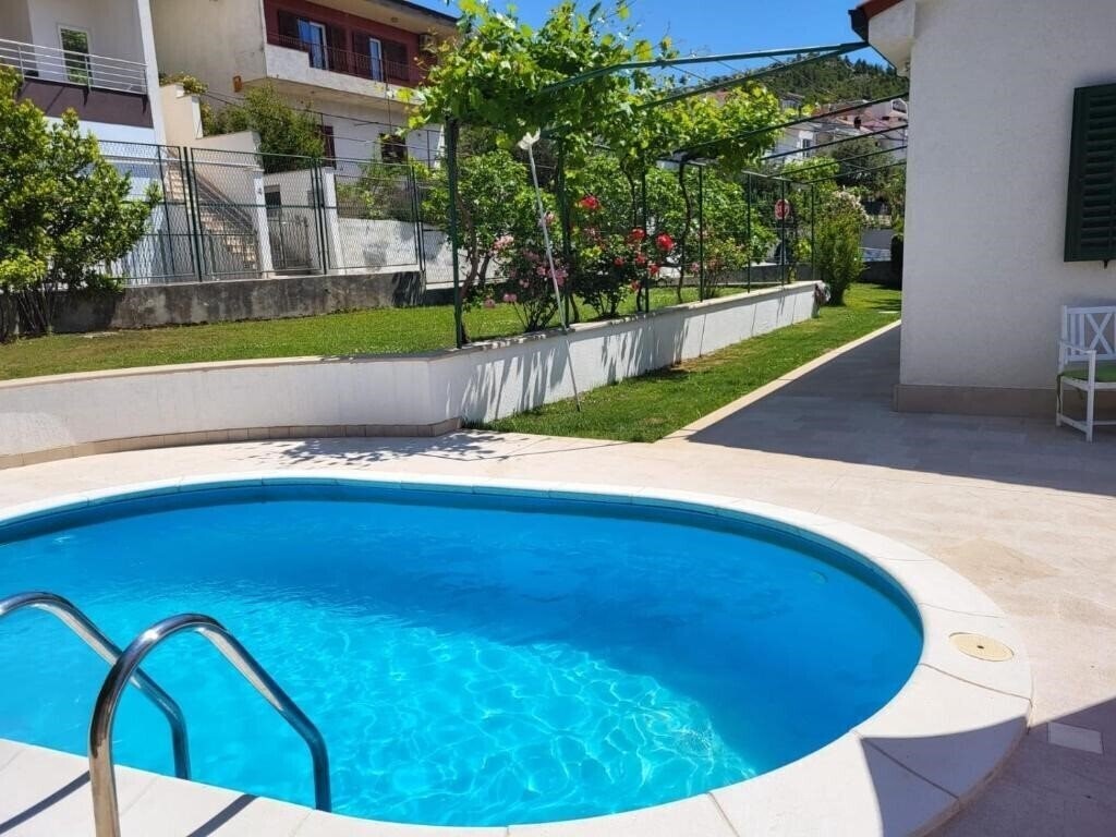 Отель Holiday House Zivana 3*