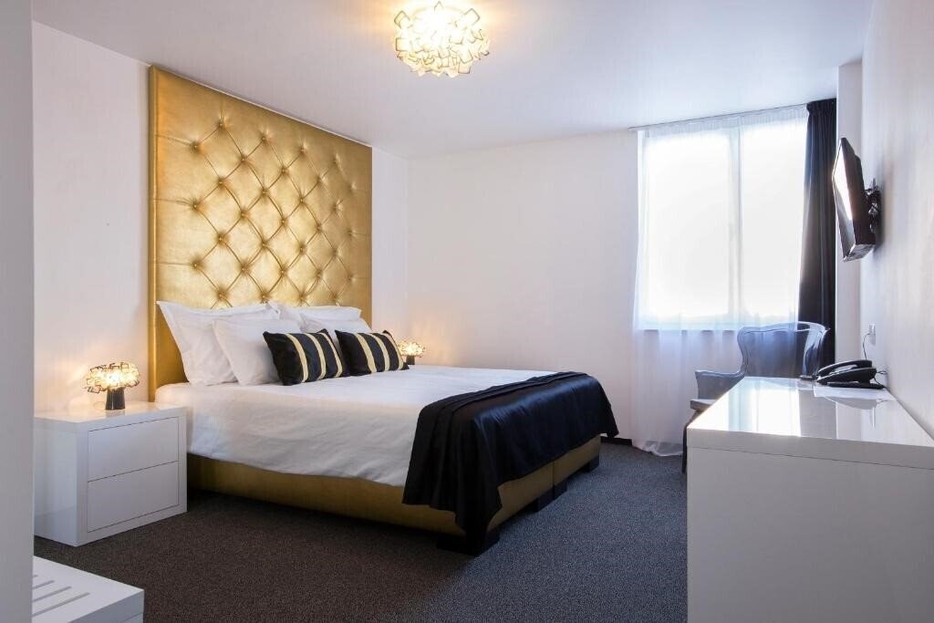 Готель B Gold Luxury Rooms 4*