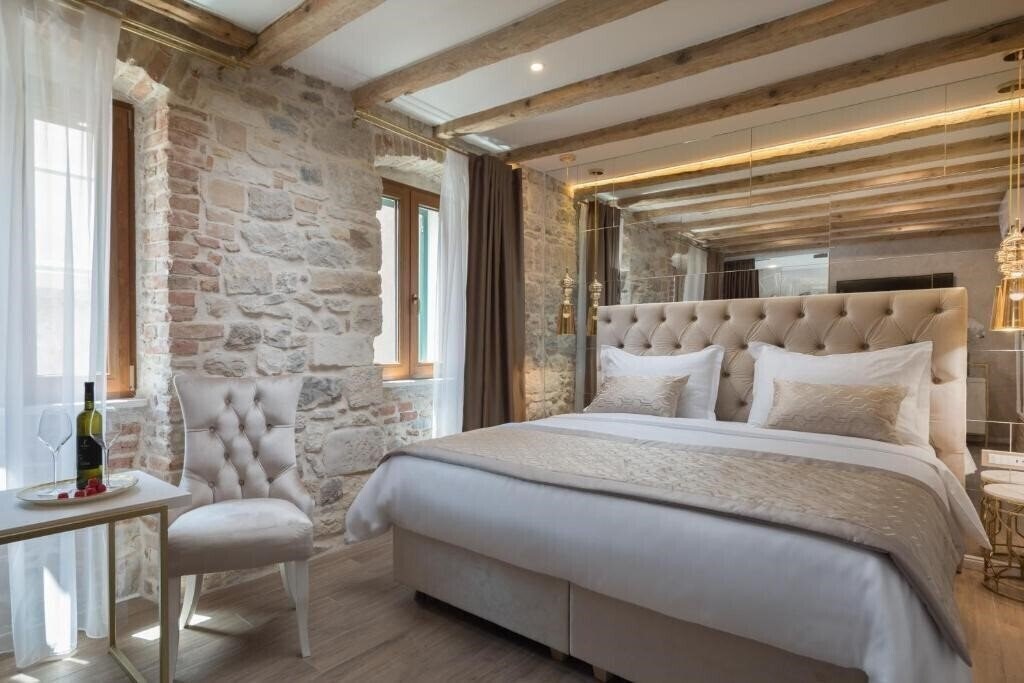 Готель Le Premier Rooms 4*