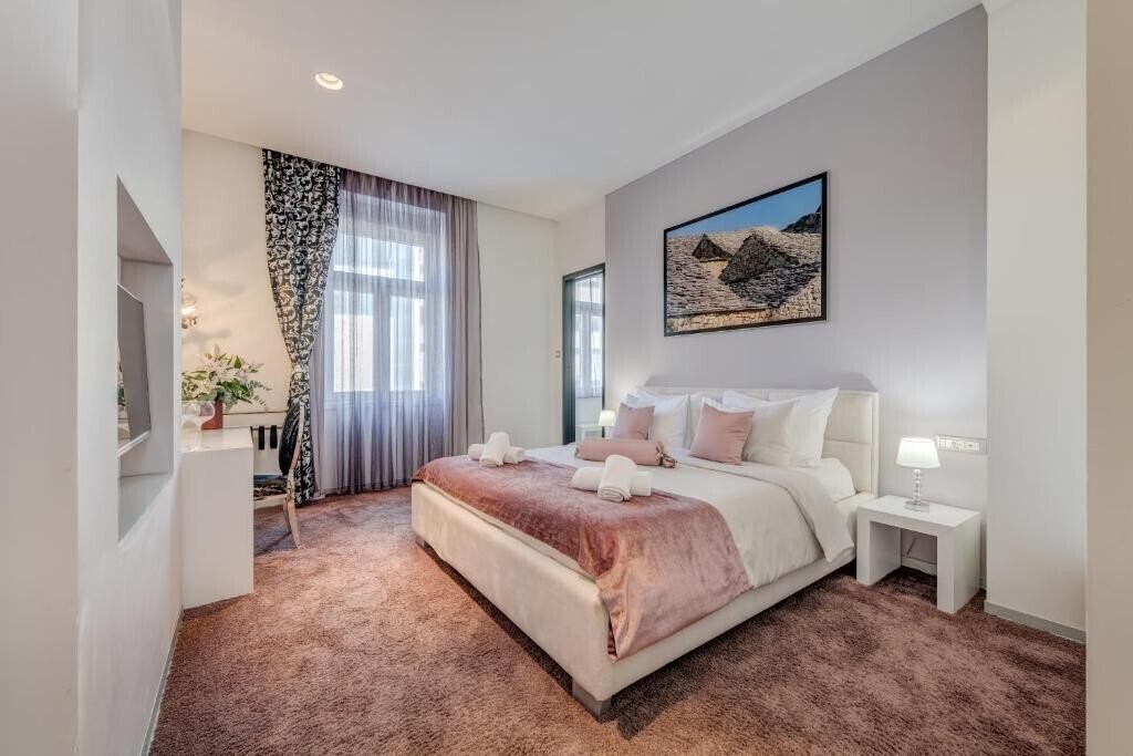 Отель Starlight Luxury Rooms 4*