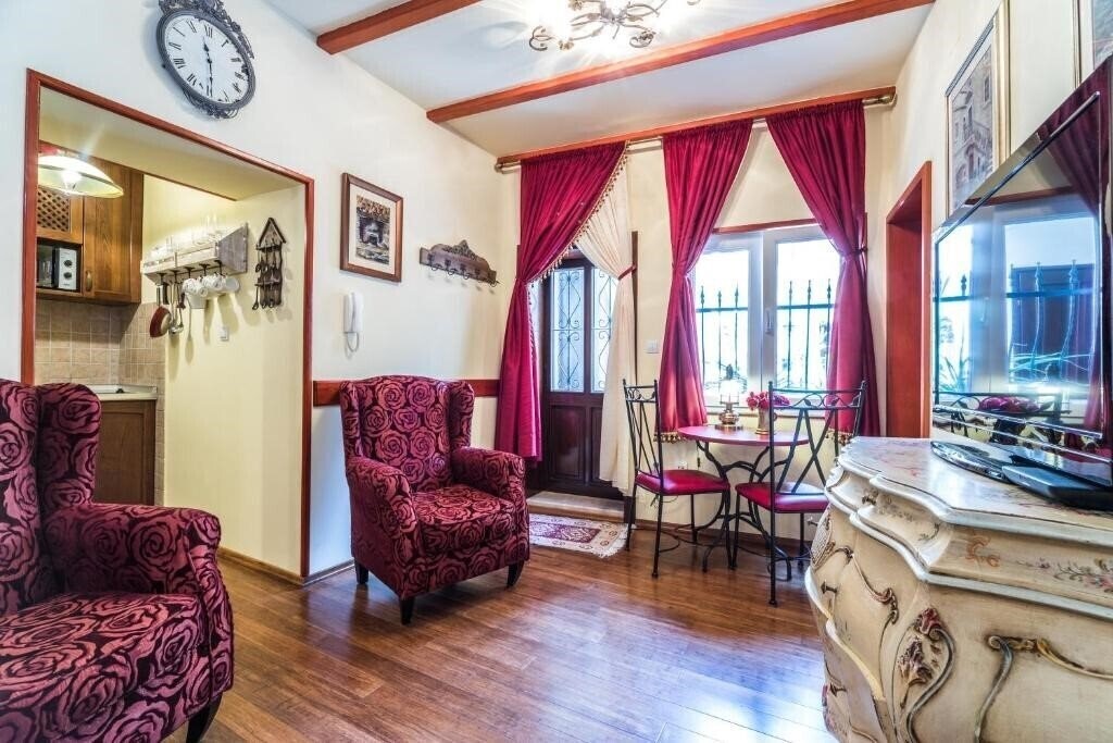 Готель Emperor's Suites 4*