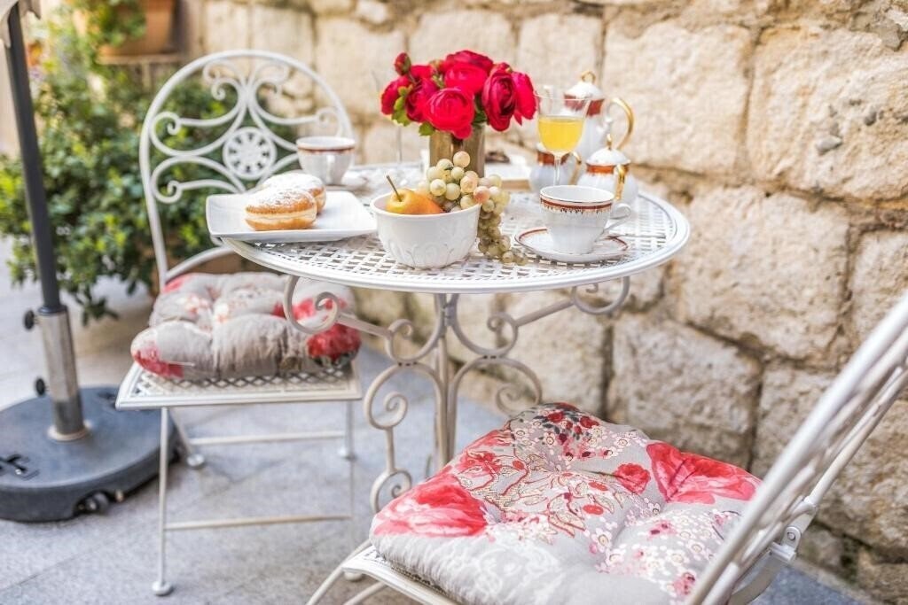 Фотографія Emperor's Suites 4*