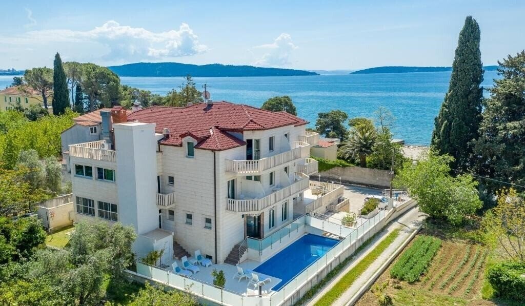 Отель Hotel Riva Kastela with Swimming Pool 4*
