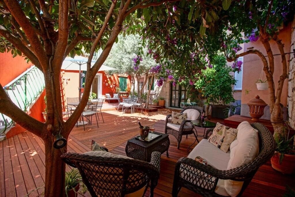 Готель Boutique Guest Accommodation Zephyrus 4*