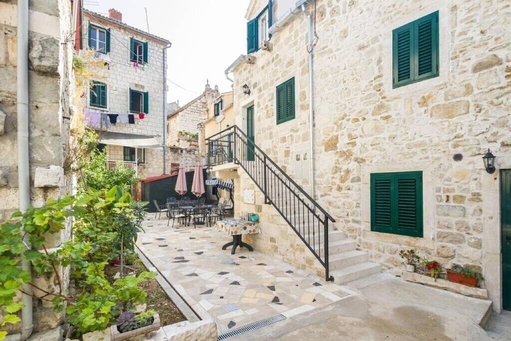 Готель Peruzovic Rooms & Apartments 3*