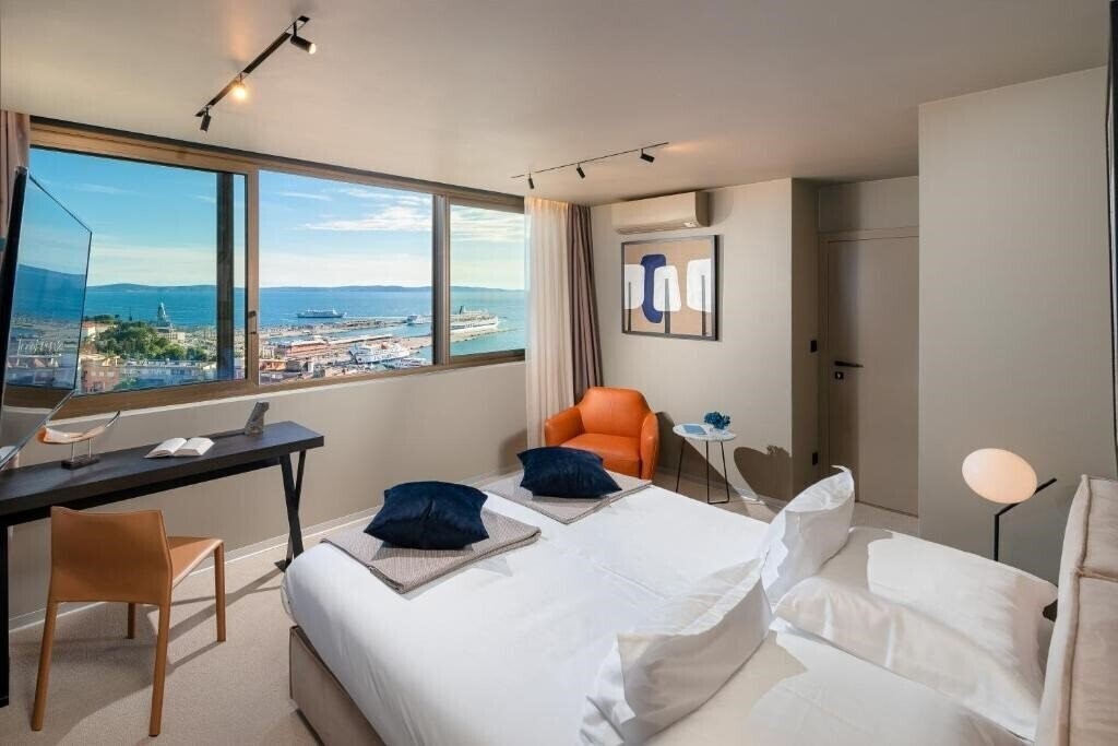 Готель Royal Suites Sky 4*