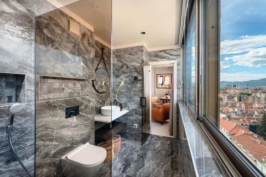 Фотографія Royal Suites Sky 4*