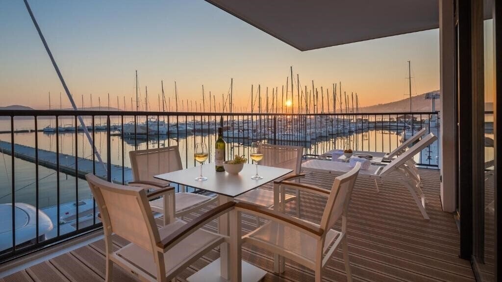 Готель Baotic Apartments 5*