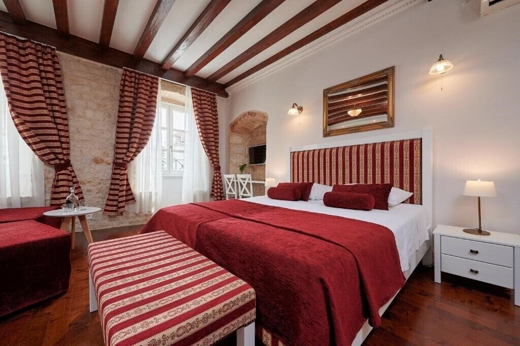 Отель Palace Central Square 3*