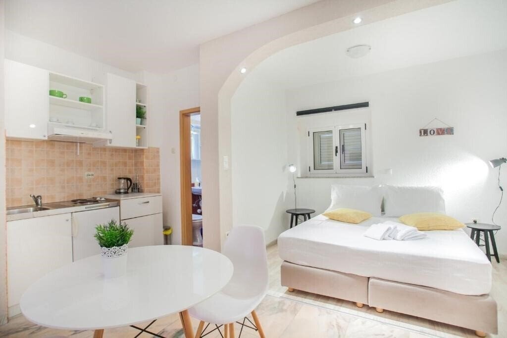 Готель Apartments Emotha 3*