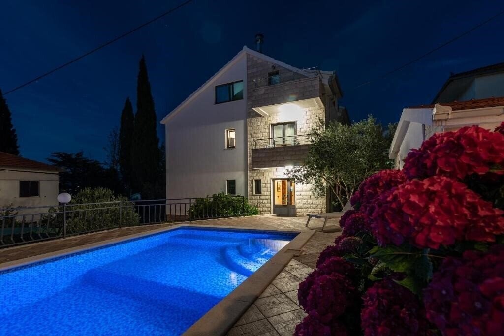 Отель Maca Apartments & Suites 3*