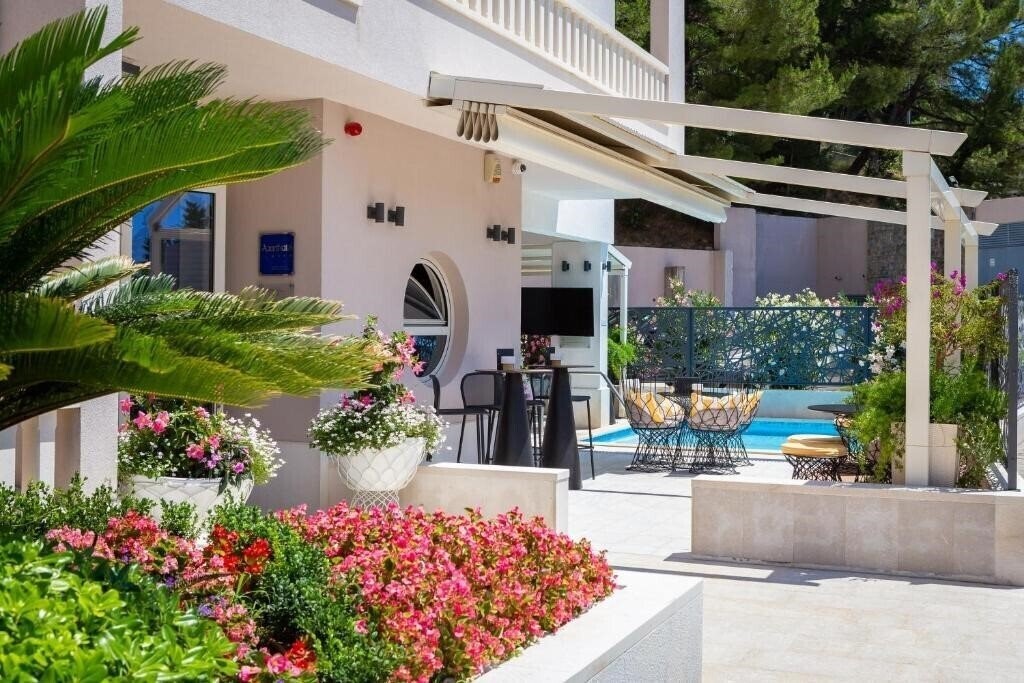 Готель Apart Hotel Flora Tucepi 4*