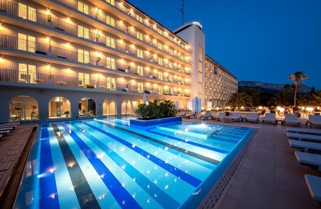 Отель Bluesun Hotel Jadran 5*