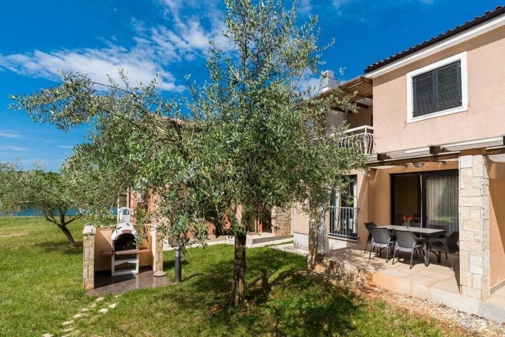 Отель Apartments Amfora Plava Laguna 4*