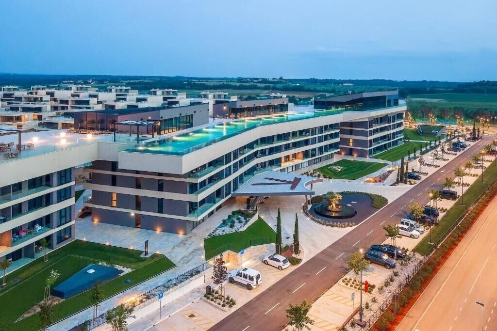 Готель Petram Resort & Residences 4*
