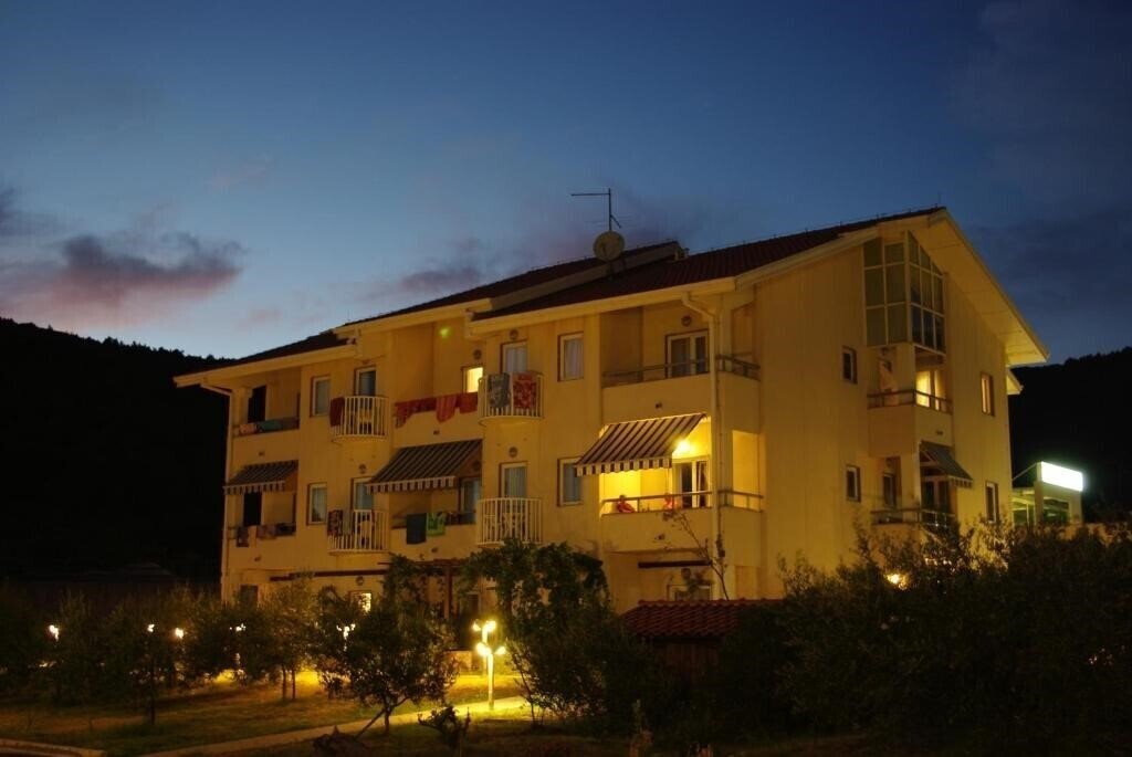 Отель Hotel Zlatni Lav 3*