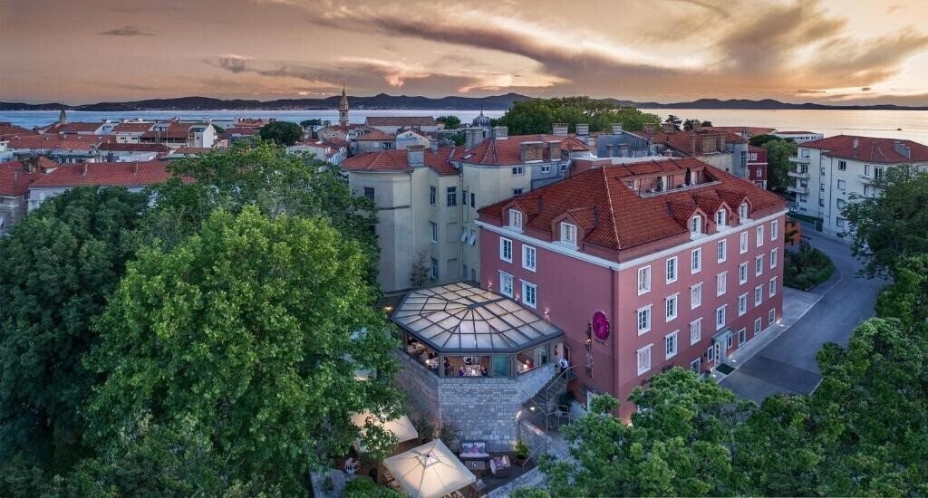 Отель Bastion Hotel 4*