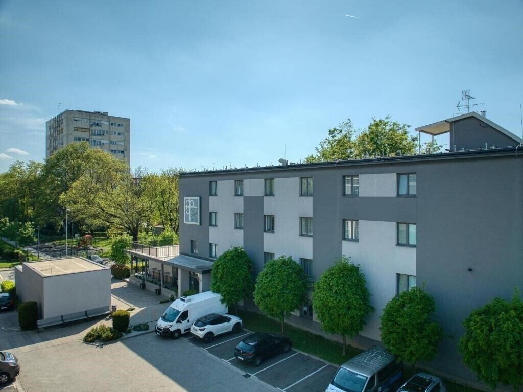 Готель The Loop Hotel 3*