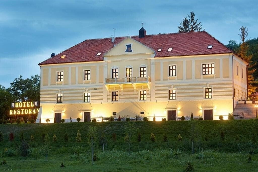 Готель Dvorac Gjalski 3*