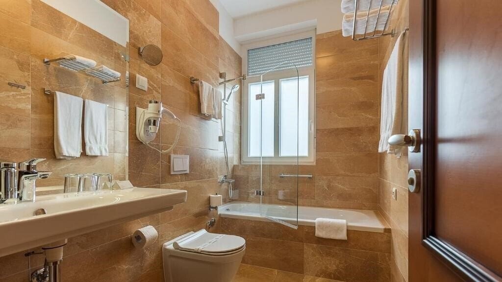 Фотографія Hotel Maroon 3*
