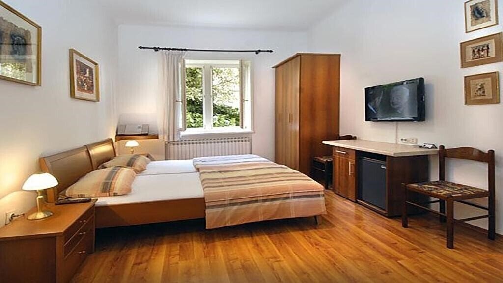Готель Angela Classic Rooms + 2*