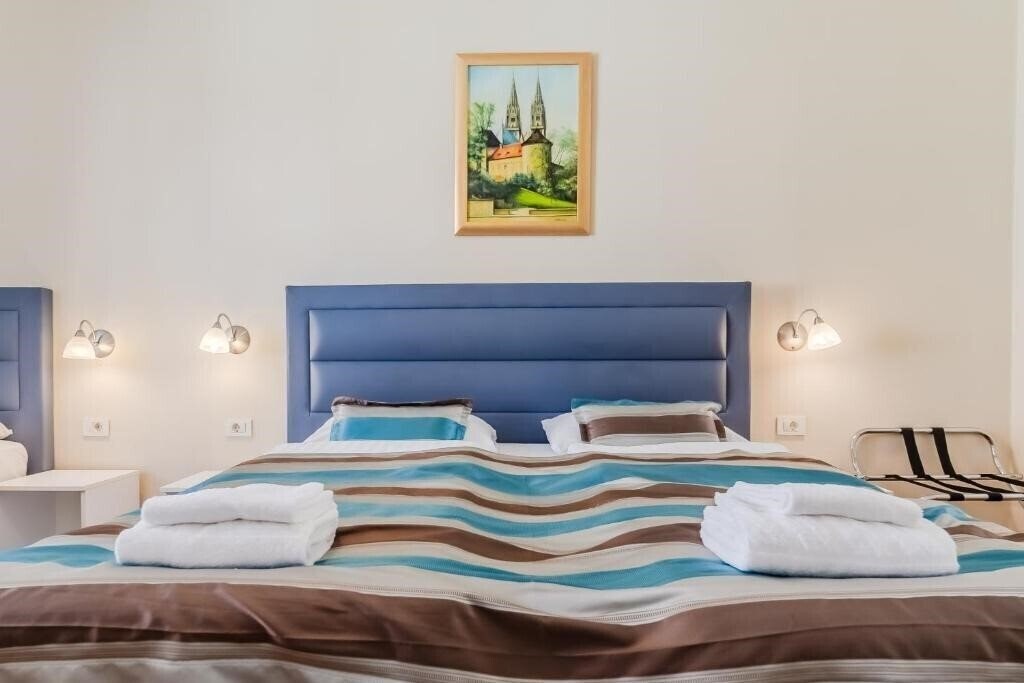 Отель Apartments Rooms Flowers 4*