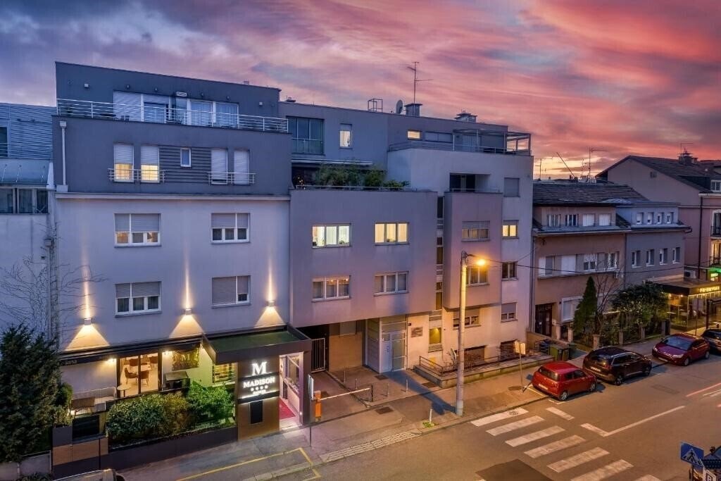 Готель Madison Luxury Apartments 4*