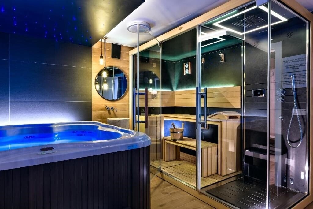 Фотографія Madison Luxury Apartments 4*