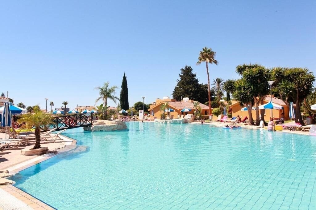 Готель Makronisos Holiday Village 3*