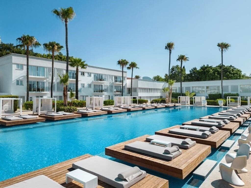 Отель So White Club Resort 5*